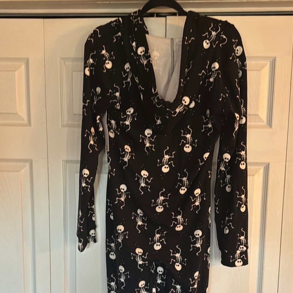 SHOSHO ONSIE LOUNGEWEAR / PAJAMA Black and White Skull Print 1/4 zip - Picture 8 of 11